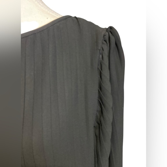 Black Cocktail dress with 3/4 Bishop Sleeves and Crew Neck
Closet - Picture 4 of 8